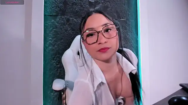 Snapshot of ReinaChloe chatting on September 17, 2025, 4:42 pm ReinaChloe online show from September 17, 2025, 4:42 pm