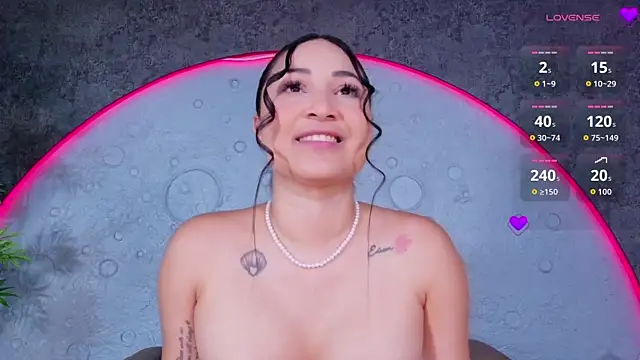 Snapshot of ReinaChloe chatting on July 20, 2026, 4:31 pm ReinaChloe online show from July 20, 2026, 4:31 pm