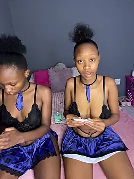 Snapshot of LonelyQueenxx25 chatting on December 19, 2025, 5:43 am LonelyQueenxx25 online show from December 19, 2025, 5:43 am