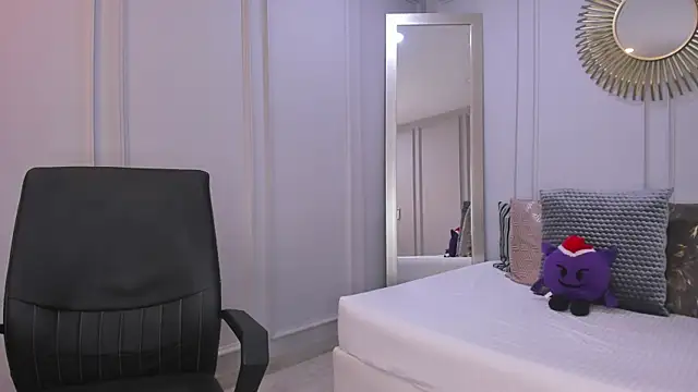 CharlotteBrownn  online show from December 23, 2025, 4:34 am