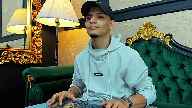 Snapshot of AlessandroKiing chatting on May 25, 2026, 9:35 pm AlessandroKiing online show from May 25, 2026, 9:35 pm