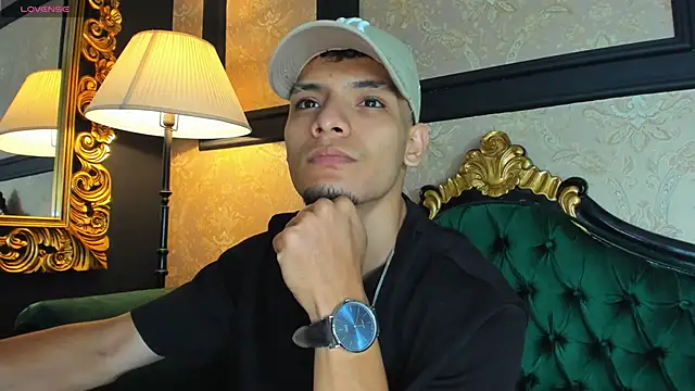 Snapshot of AlessandroKiing chatting on May 8, 2026, 11:19 pm AlessandroKiing online show from May 8, 2026, 11:19 pm