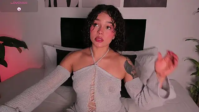 izzyvega   online show from October 5, 2025, 10:33 pm