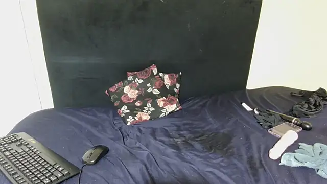 SweetTitties21 online show from April 16, 2026, 9:39 pm