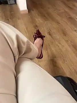 Snapshot of larsonbeverly chatting on March 17, 2026, 6:33 pm larsonbeverly online show from March 17, 2026, 6:33 pm