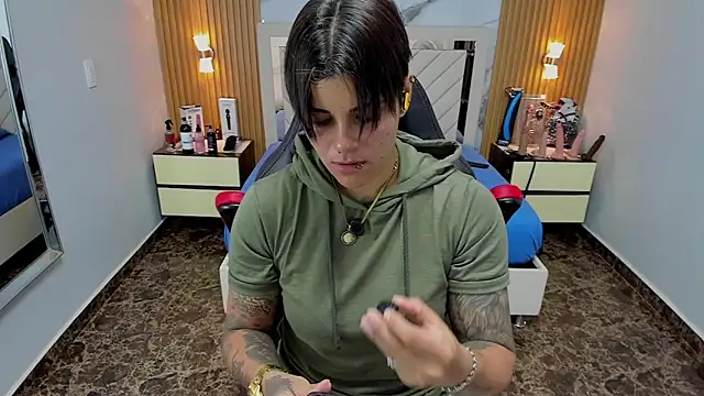 KAROLLJONES1 online show from December 2, 2025, 7:37 pm