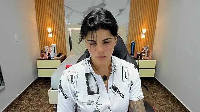 KAROLLJONES1 online show from January 11, 2026, 12:45 pm