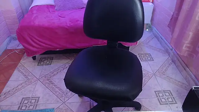 alaia blue online show from November 26, 2025, 1:44 pm