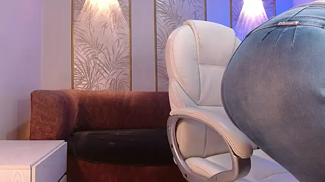 Snapshot of Amie_gh chatting on October 18, 2025, 11:23 am Amie gh online show from October 18, 2025, 11:23 am