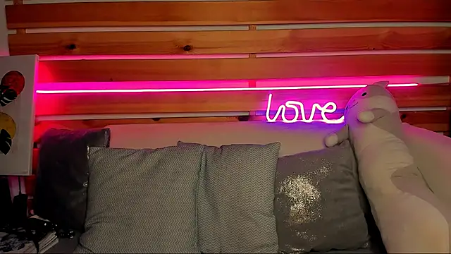 Snapshot of Laura_Ellinss chatting on September 20, 2025, 8:30 am Laura Ellinss online show from September 20, 2025, 8:30 am