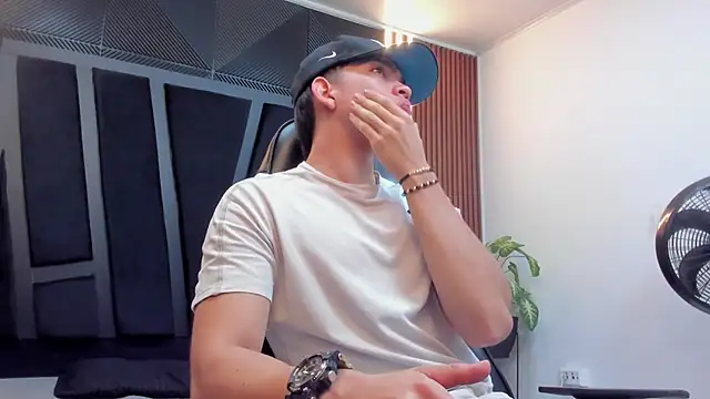 Eryonbradley online show from September 30, 2025, 11:27 am