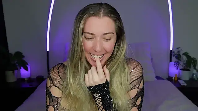 louiseberkeley online show from October 13, 2025, 12:07 pm