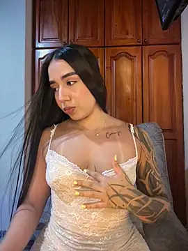 KaditaNavarro online show from April 7, 2026, 10:33 pm