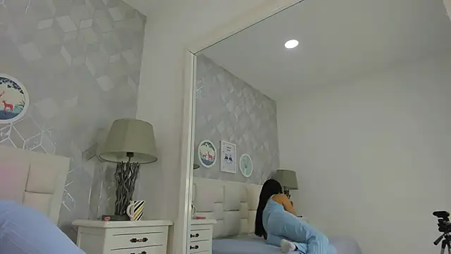 naia cox online show from November 13, 2025, 3:43 am