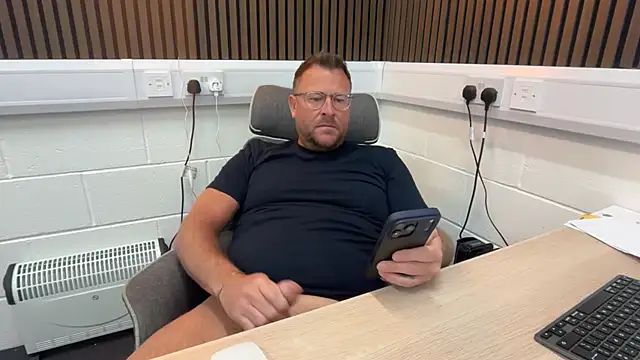 bilf1978 online show from April 10, 2026, 6:31 am