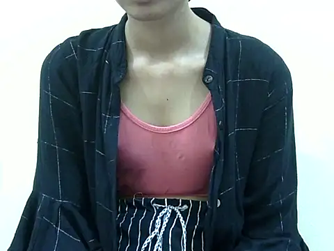 smallcuute online show from November 23, 2025, 8:13 am