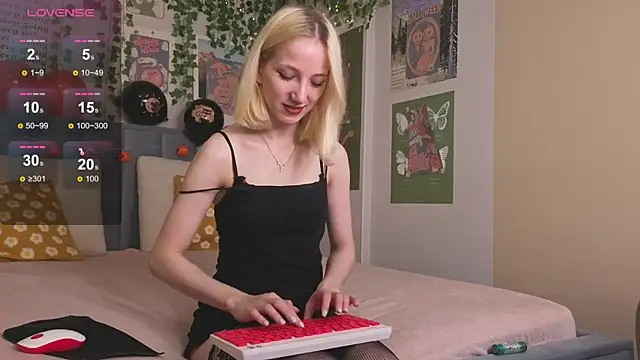 EmmaNovak online show from October 28, 2025, 12:15 pm