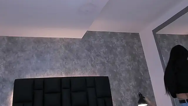 crystaldarliing online show from November 10, 2025, 3:28 pm