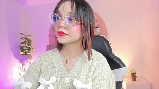 Clara Luu online show from May 10, 2026, 3:32 am