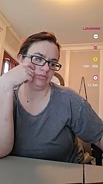 Snapshot of queenpeaches121 chatting on April 2, 2026, 11:28 am queenpeaches121 online show from April 2, 2026, 11:28 am