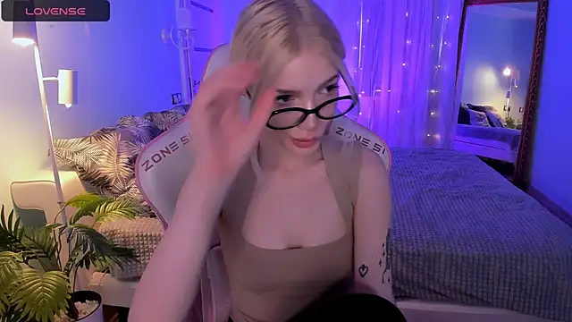 AnyaTaylor  online show from April 19, 2026, 2:45 am
