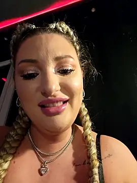 Snapshot of Blondie_Sasha chatting on October 3, 2025, 6:20 pm Blondie Sasha online show from October 3, 2025, 6:20 pm