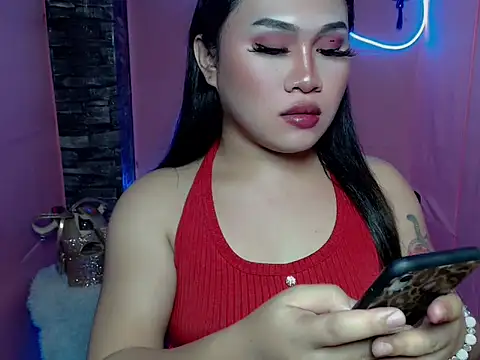 pretty lassy online show from November 19, 2025, 2:06 pm