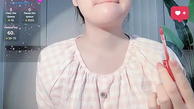 Snapshot of LINNIE05 chatting on November 29, 2025, 8:36 am LINNIE05 online show from November 29, 2025, 8:36 am