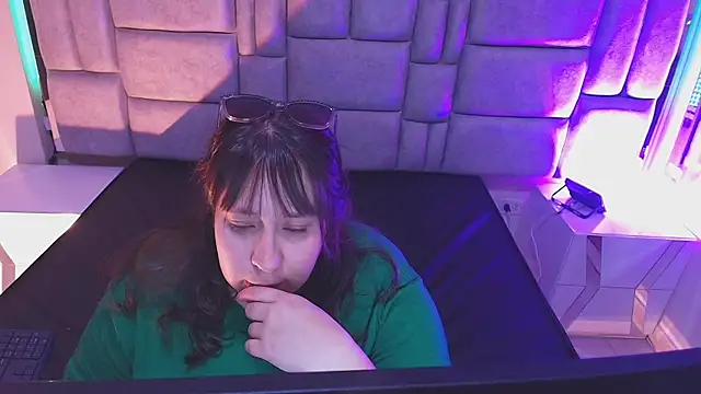  Emily rosee  online show from December 22, 2025, 11:32 am