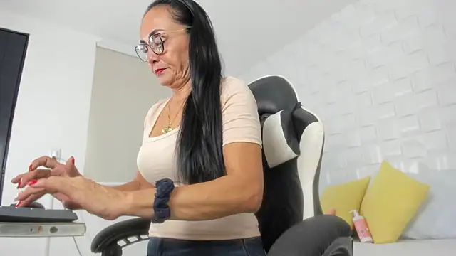 yulitza1025 online show from March 2, 2026, 12:01 pm