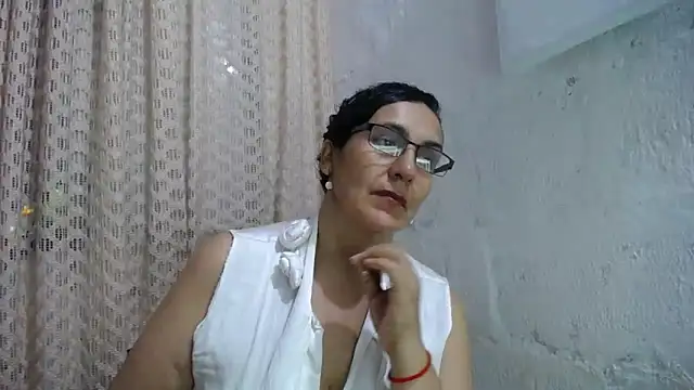 gabbyparker  online show from December 2, 2025, 10:33 pm