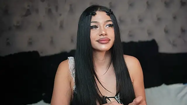 Snapshot of GiuliaSya chatting on October 13, 2025, 9:27 pm GiuliaSya online show from October 13, 2025, 9:27 pm