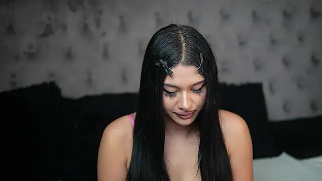 Snapshot of GiuliaSya chatting on October 15, 2025, 9:34 pm GiuliaSya online show from October 15, 2025, 9:34 pm