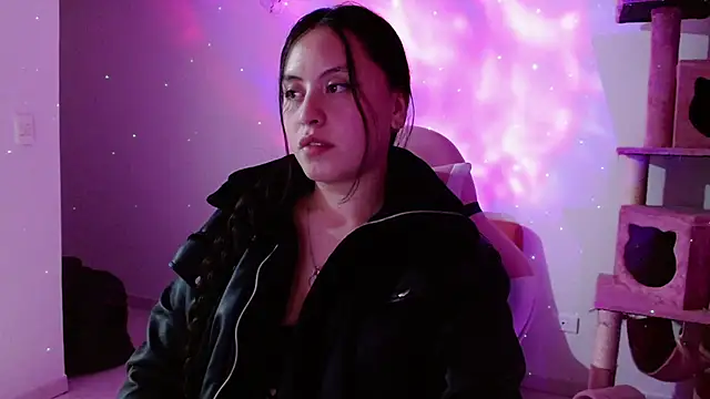 madissooon   online show from December 15, 2025, 4:40 am