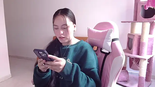 madissooon   online show from December 3, 2025, 8:19 pm