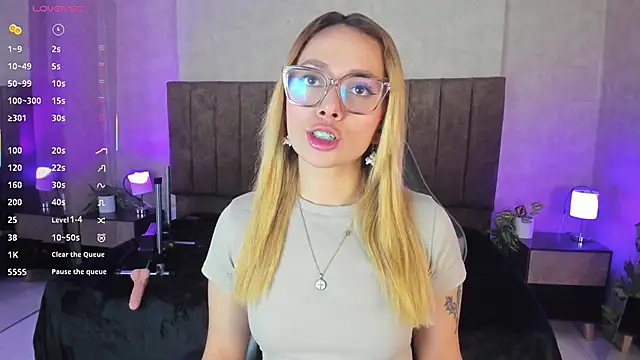 LanaMills  online show from November 15, 2025, 5:00 am