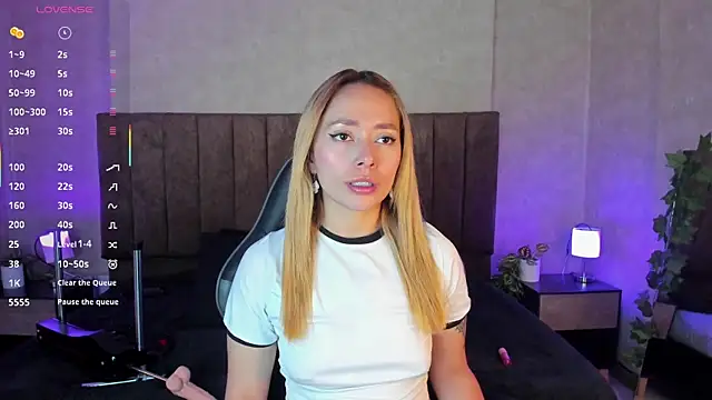 LanaMills  online show from November 9, 2025, 3:32 am