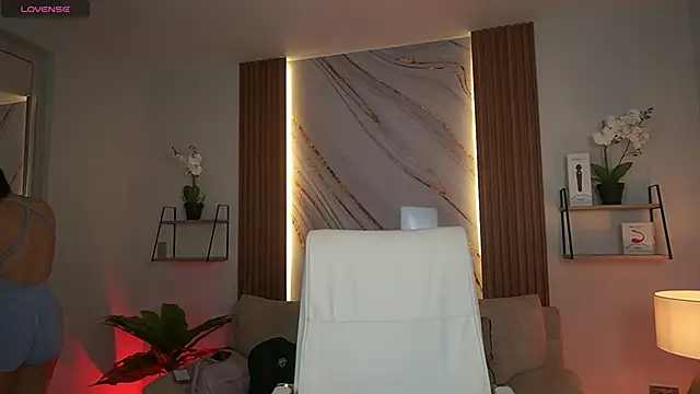 MilaCrave online show from December 19, 2025, 11:34 am