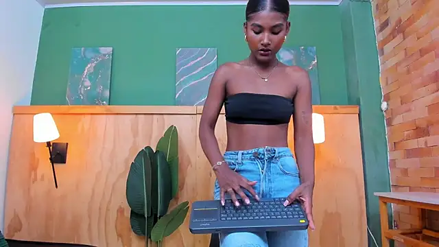 Snapshot of halleylorens chatting on February 23, 2026, 5:24 pm halleylorens online show from February 23, 2026, 5:24 pm