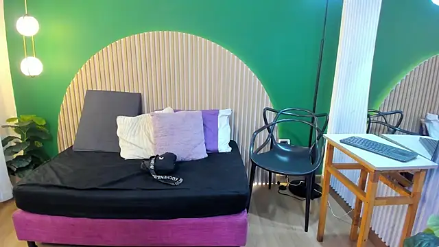 halleylorens online show from December 4, 2025, 7:02 pm