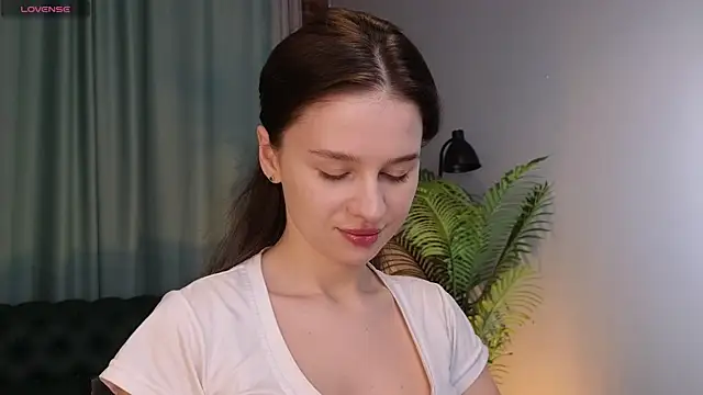 Olivia Farrell online show from November 7, 2025, 1:15 pm