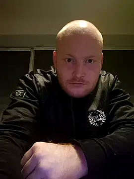 svenni2525 online show from October 26, 2025, 12:33 am