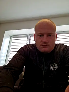 svenni2525 online show from September 28, 2025, 3:30 pm