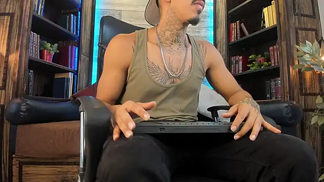 Snapshot of Donovan_Desmond chatting on October 3, 2025, 7:59 pm Donovan Desmond online show from October 3, 2025, 7:59 pm