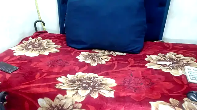 BUNNYCHOWX28 online show from October 12, 2025, 8:32 pm