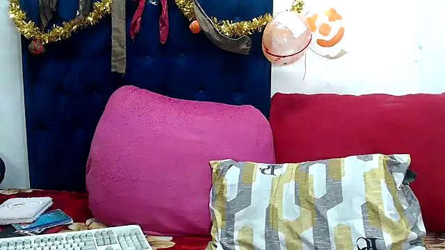 BUNNYCHOWX28 online show from December 18, 2025, 9:07 pm