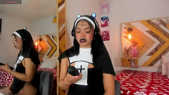 Snapshot of SoleneFontaine chatting on October 31, 2025, 12:24 pm SoleneFontaine online show from October 31, 2025, 12:24 pm