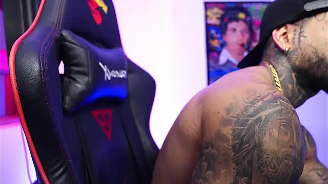 logan hugh8 online show from December 16, 2025, 1:10 am