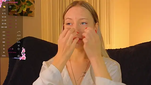 NyxaThorn online show from November 14, 2025, 2:43 pm