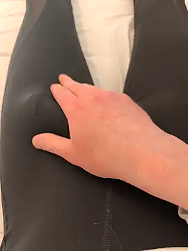 luckylover2024 online show from April 28, 2026, 4:33 pm